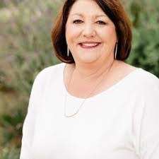 Mary Elwell's Instagram, Twitter & Facebook