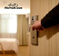 يقول الإمام النابلسي ان رؤيه فتح الباب بدون مفتاح في المنام دليل على الرزق والمكاسب المادية و الخير الوفير الذي سوف يناله الرائي ، كما ان الباب يدل على الزوجة الصالحة فهي تعتبر امان البيت والتي تحافظ على استقرار الأسرة. ØªÙØ³ÙŠØ± Ø­Ù„Ù… Ø§Ù„Ù…ÙØªØ§Ø­ ÙÙŠ Ø§Ù„Ù…Ù†Ø§Ù… Ù„Ø§Ø¨Ù† Ø³ÙŠØ±ÙŠÙ† Ø§Ù„ØªÙØ³ÙŠØ±Ø§Øª Ø§Ù„Ø´Ø§Ø¦Ø¹Ø© ÙÙŠ Ø§Ù„Ø§Ø­Ù„Ø§Ù…