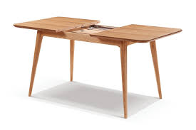 Il est fait de bois de chêne massif soigneusement sélectionné et de bois recouvert de placage de chêne naturel et fini avec de la cire d'huile dure, qui protège parfaitement le bois et améliore sa beauté naturelle. Table De Salle A Manger Extensible En Bois Adda Dewarens