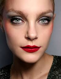 Pour obtenir un effet « smokey eyes », soulignez la ligne supérieure de vos cils d'une fine ligne de khôl noir, que vous accompagnerez de fards chocolat et. Maquillage Des Yeux Bleus Verts Comment Maquiller Des Yeux Bleus Elle