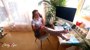 Española hace un joi por teléfono a su marido sobre como le está chupando  la polla al vecino