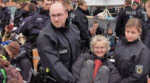 Extinction rebellion (abbreviated as xr) is a global environmental movement with the stated aim of using nonviolent civil disobedience to compel government action to avoid tipping points in the climate system, biodiversity loss, and the risk of social and ecological collapse. Extinction Rebellion Auch Hallenser Protestierten In Berlin Du Bist Halle