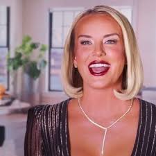 Describe Whitney in ONE word?? 🤔🤔 No cussing please. Just edit ' b* tch'.