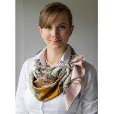 À travers ce blog, nous vous partagerons un max d'informations en rapport avec les bandanas. The Edot Knot Hermes Napoleon Vintage Scarf Scarf Scarf Knots Scarf Tying