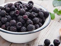 Blackberries are red and become black when ripe. Black Raspberry Vs Blackberry What S The Difference