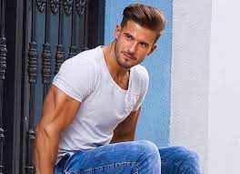 Tantissime foto e idee look per uomini che cercano ispirazione per cambiare taglio. Capelli Uomo Il Taglio Maschile Di Tendenza E Con Ciuffo E Sfumato Foto