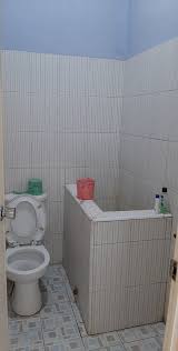 Selain kamar mandi ukuran kecil, kamar mandi dengan desain sederhana juga menjadi favorit banyak orang. Desain Kamar Mandi Murah Cek Bahan Bangunan