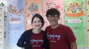 Pantas saja jika pemeran sinetron tersanjung itu memandang ayahnya penuh dengan bangga. Diangkat Ke Layar Lebar Seberapa Mirip Film Tersanjung Dengan Sinetronnya
