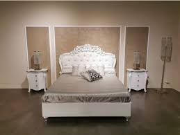 Usa molte decorazioni per fare in modo che il letto diventi il punto focale della camera, mentre per il resto scegli un arredamento più minimalista. Camere Da Letto Classiche Sconti Del 40 50 60