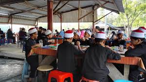 Ianya terletak di belakang balai polis daerah manjung di bandar lumut. Tempat Sarapan Best Di Lumut Manjong