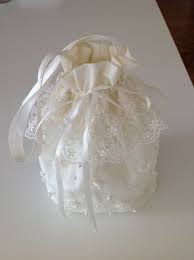 Elegante y sencilla con adorno de encaje en el cierre y asas con lazo de raso. Resultado De Imagen Para Paso A Paso Limosnera Para Comunion Limosneros Detalles Comunion Canastas Para Boda