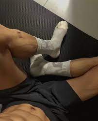 X 上的肌肉健身猛男粗大：「刚健身完，白袜臭了。打飞机，身材好的来，自觉发照片。 https://t.co/qkih8viMYj」 / X