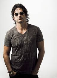 Hay quien dice que me parezco a mi madre, escribió y expresó en el video en el que muestra el exterior de su casa en la playa. Arjoneando Com Todo Sobre Ricardo Arjona