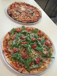 Pizza buna vine acasa la dumneavoastra fierbinte si in cel mai scurt timp. Giorgio S Pizza Constanta Restaurant Reviews Photos Phone Number Tripadvisor