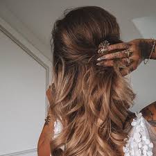 Aug 26, 2021 · colore capelli miele e colore capelli caramello vanno bene anche su tagli corti over 50 trattandosi di una sfumatura senza età per eccellenza. Color Caramello Il Colore In Voga Nell Autunno Inverno 2019 2020 Capellistyle