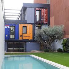 Cette Maison Container Est Construite Au Fond Du Jardin Maison Maisons De Conteneurs D Expedition Et Construire