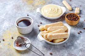 Aggiungete un po' di amaretto e zucchero al caffè e cominciata a bagnare i savoiardi e disporli in orizzontale o verticale nella pirofila. Bagnare I Savoiardi Per Il Tiramisu Trucchi E Consigli