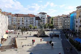 The basque capital has a medieval city centre, in which it is possible to find countless places of great traditional flavour, such as plaza de la virgen blanca (white virgin square) and historic buildings like the cathedral of santa maría. Alava Vitoria Gasteiz And The Center Of Alava Guide Du Pays Basque