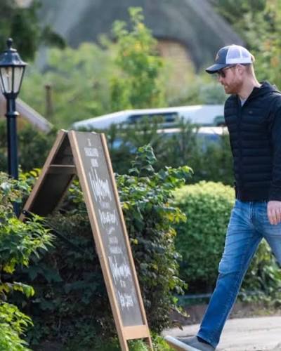 🚨NEW: Prince Harry and Meghan out and about on a lunch date at their local  pub The Falkland Arms in the Cotswolds