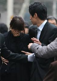 광주광역시로 이주한 후 운암초등학교, 경신여자중학교와 광주경신여자고등학교를 졸업하였으며. í•œì§€í˜œ ì´ë™ê±´ ì¹œë™ìƒ ìž¥ë¡€ë¯¸ì‚¬ì—ë„ ì°¸ì„í•´ ìì†Œ ì•„ì‹œì•„ê²½ì œ