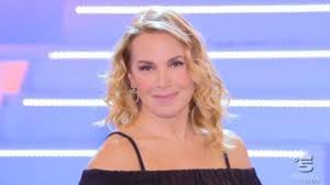 Mi ha starnutito accanto senza mascherina. Barbara D Urso Riparte Da Pomeriggio 5 In Diretta Con Un Asta Per Tenere La Distanza Di Sicurezza