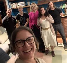 INEXPLICAVEL é o nome do programa que fui entrevistada. Essa é a equipe de  filmagem da HISTORY CHANNEL. A moça linda em primeiro plano é a dona da  casa que nos serviu