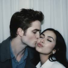 Twilight ✨🍎 Amigas ustedes no saben lo feliz que estaría mi yo de 12 años  viendo estas fotos, cuando leí el primer libro inmediatamente me enamoré de  Edward Cullen. Veia Luna nueva