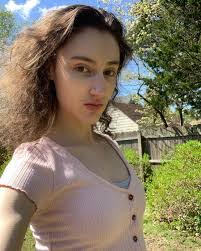 Melissa Thibeault's Instagram, Twitter & Facebook