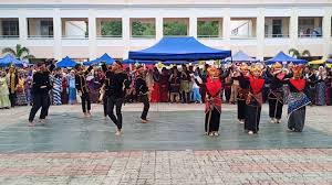 Kota kinabalu (atau lebih dikenal sebagai kk), sebelumnya dikenal sebagai jesselton, adalah ibu kota sabah, malaysia. Sambutan Kongsi Raya Kolej Tingkatan Enam Kota Kinabalu Youtube