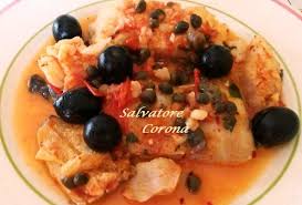 800 g filetti di baccalà, 500 g patate, 200 g olive verdi, 100 g capperi, un cuore di sedano, 1 cipolla, prezzemolo, 200 g farina, un bicchiere di vino bianco. Baccala In Umido Alla Siciliana Dolci Manie In Cucina