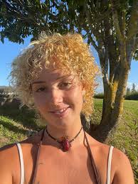 Hi everyone ! ☀️ We are a couple looking for a cheap guitar and a job in  Takaka/ Golden bay ! We are healthy and serious people. Seriously, we are  handy and