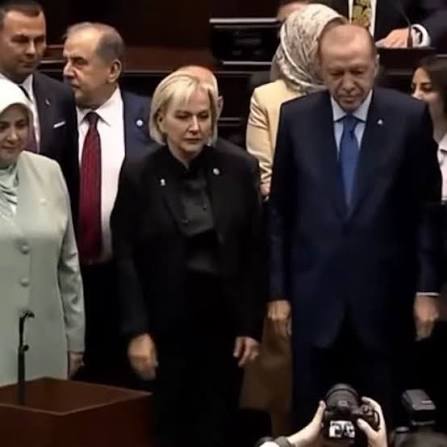 TBMM'deki "Atatürk" vurgulu yeminiyle hatırlanan Nimet Özdemir törenle  AKP'ye katıldı.Rozetini AKP Genel Başkanı ve Cumhurbaşkanı Recep Tayyip  Erdoğan taktı., Nimet Özdemir, Boğaziçi Köprüsü’ne ...