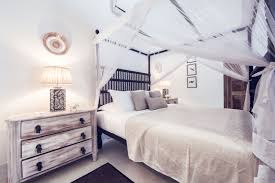 Check out these white bedroom ideas to help you add pops of color accents to your white what a beautiful room lory! 5 White Bedroom Designs Ideas To Inspire You Beautiful Homes