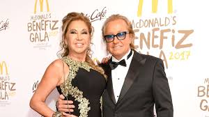 Licence, download and use stock photos with imago Carmen Geiss Posiert Intim Wie Nie Sie Meldet Sich Aus Der Wanne Und Pustet Dann Den Schaum Weg Stars