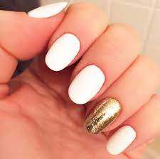 Cubre una o más de las uñas con el gel o el esmalte. 24 Explosivos Disenos De Unas Para Empezar Con Todo El Ano Unas De Gel Doradas Unas De Gel Blancas Manicura De Unas