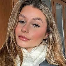 Alysia Lapenna's Instagram, Twitter & Facebook