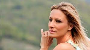Bionda, gentile e terribilmente talentuosa. Xiptgobtqucfom