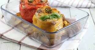 Tornata a casa ho voluto subito sperimentare una ricetta che da un po' mi frullava per la testa, un piatto unico super sfizioso peperoni ripieni di patate e salsiccia. Peperoni Ripieni Di Patate E Tonno Ricettesfiziosedirosaria Peperoni Ripieni Peperoni Ricette Contorni