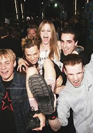 Avril gana el premio al mejor vídeo del año con complicated. Undermyfuckingskin On Twitter October 23 2002 Mtv Vma Latin 2002 Avrillavigne Letgo Headabovewater
