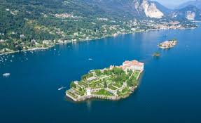 The basics stresa has been a popular retreat for centuries and has drawn famous visitors, ranging from charles dickens to ernest hemingway to clark how to get there stresa sits on the western shore of lake maggiore, over an hour northwest of milan. Campinglagomaggiore Stresa