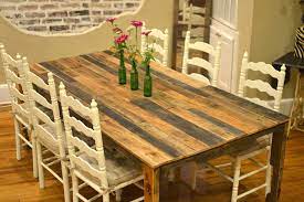 Fabriquer la plus belle table du monde en bois massif ❤️ ? Table En Palette 25 Idees Pour Fabriquer Votre Table Table Palette Tables En Palettes De Bois Table A Manger Palette