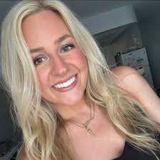 Which hair salons specialize in blonde hair services?