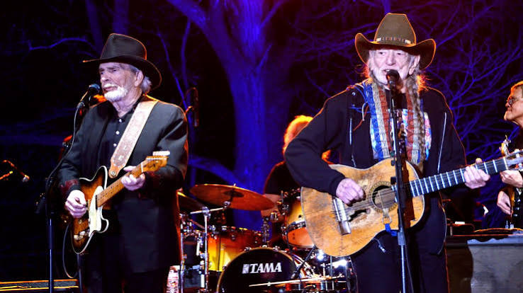 Willie Nelson and Merle Haggard Trade Hits in South Texas