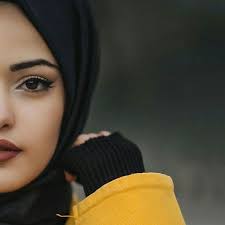تصميم مطبخ اسود السقف خشبي و الارضية باركيه خشبي. Ø±Ù…Ø²ÙŠØ§Øª Ø¨Ù†Ø§Øª Ù…Ø­Ø¬Ø¨Ø§Øª Ù„ÙˆÙ† Ø§ØµÙØ±