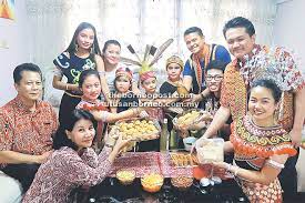 Dengan kewujudan kaum serta agama yang pelbagai ini, maka kita dapat melihat variasi budaya, perayaan dan adat yang terdapat di. Gawai Wadah Menyatukan Rakyat Pelbagai Kaum Utusan Borneo Online