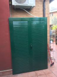 Armadi metallici realizzati in lamiera di acciaio verniciato standard grigio chiaro, oppure lamiera di acciaio zincoverniciata antiruggine in colore standard grigio chiaro, oppure in lamiera di acciaio zincoplastificata antiruggine in colore tutto zincato oppure lato esterno. Armadi In Alluminio Per Esterni Alfa