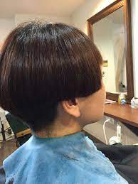 こんにちは中野の美容師 coma 岩田です 二か月に一度御来店のu様 前回はまえ上がりのショートボブにしました 今回のご要望 着物着る からバックは刈り上げ 個性的にしたいから アシメにしたい とのこと 了解です 襟足は刈り上げる u様は襟足の毛が逆を向いて生えている為