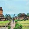 Candi muara takus ini terletak di desa muara takus ,kecamatan xii koto kampar atau kurang lebih 135 km dari kota pekanbaru ,jarak antara kompleks candi muara takus ni dengan pusat desa muara takus berkisaran sekitar 2.5 km dan tidak jauh dari pinggiran sungai kampar kanan. Https Encrypted Tbn0 Gstatic Com Images Q Tbn And9gcsokwsrzvnw4wf0elbks116nnri8d0hju5ttgz7k9wctkcpqjsz Usqp Cau