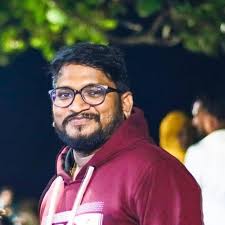 Student passed away just days before graduation… so her teacher walked  across the stage holding her photo 😭🎓 The entire hall stood in silence.  There wasn't a dry eye in the room.