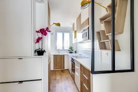Cuisine Graphique Avec Verriere Dans Un Appartement Renove Par L Architecte D Interieur Nicolas Corazzari Petite Cuisine Cuisine Fonctionnelle Cuisine Etroite